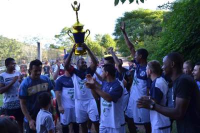 Ewaldo Prass comemora o título conquistado na Curva do Rio