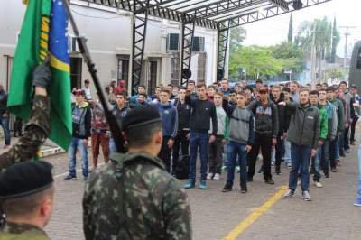 Hasteamento das bandeiras e solenidade de dispensa do serviço militar são realizadas no centro