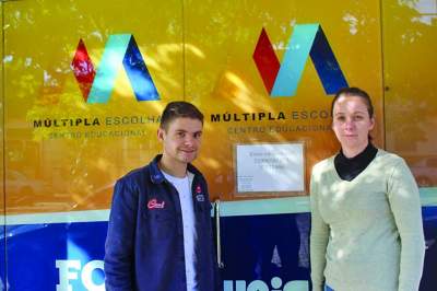 Coordenador Leonardo e assistente Gabriela destacam descontos de até 50% nas bolsas de estudos para novos alunos