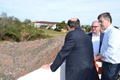 Governador, ao lado do deputado Edson Brum e do secretário Westphalen, conferiu o entorno da nova ponte