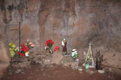  No interior da gruta, presença de símbolos religiosos identifica manifestações de fé