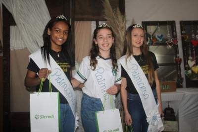 Rainha Alici Jung, que tem como Princesas Emylly Oliveira Vargas e Valentina dos Santos. 