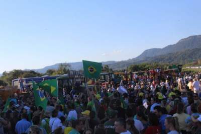 Grande número de pessoas esteve concentrada no Posto Lago Azul em apoio a greve dos caminhoneiros