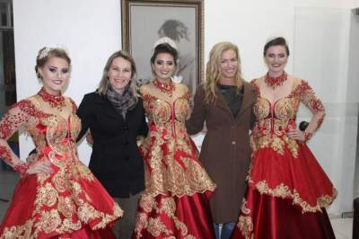 As soberanas do município, ao lado da coordenadora da Casa de Cultura, Fabiana Faber, e da patrona da feira