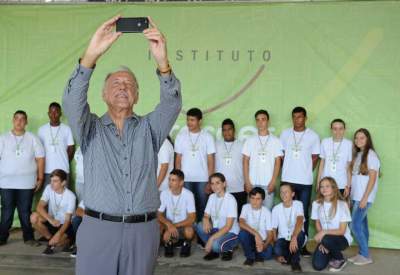 Presidente Iro Schunke faz selfie com o grupo de jovens de Cerro Branco