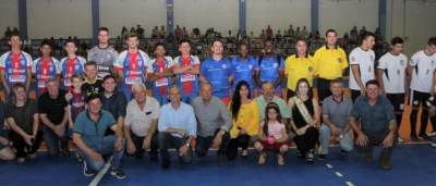 Ao final da cerimônia, algumas das lideranças presentes com as equipes que abriram a competição