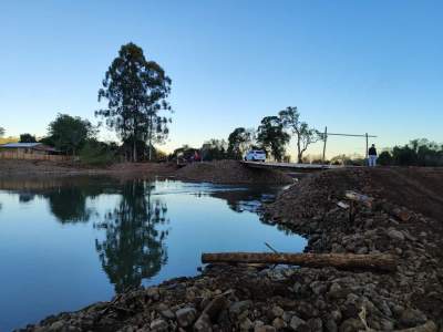 Comunidade finaliza reconstrução de ponte improvisada na Prainha 