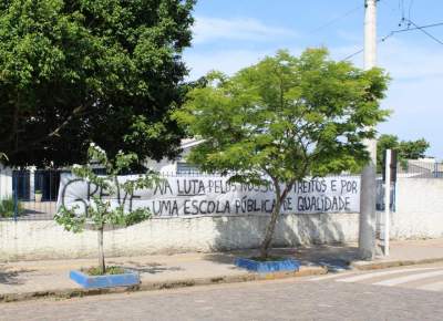 Faixa em frente ao Penedo: greve em defesa de direitos e de uma escola pública de qualidade