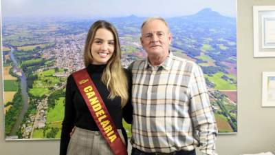 Candidata a Miss Latina visita o prefeito Rim