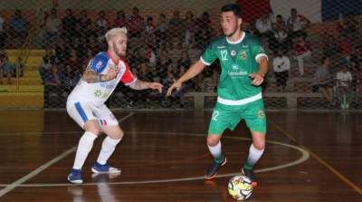 Mancha cerca adversário. Jogador do Atlético também marcou o seu na vitória por 10 a 1