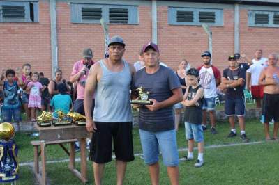 João Hirst, goleador dos veteranos. O troféu foi entregue a um representante do Jursal