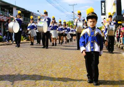 Candelarienses se reencontram com desfile cívico