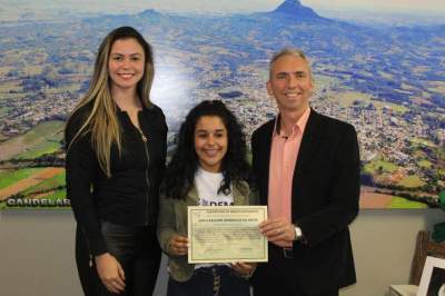 Prefeito Paulo e secretária Ginevra H. da Silveira com Ana Carolina