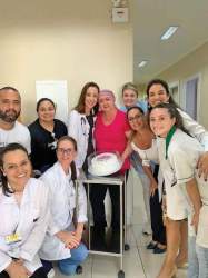 Rosana e a equipe da oncologia na última quimioterapia 