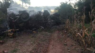 Caminhão pega fogo após acidente 