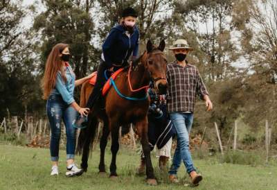 Centro de Equoterapia “Um Novo Caminho sobre Patas” utiliza cavalos para estimular o desenvolvimento de crianças com necessidades especiais.