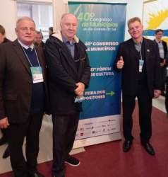 o prefeito Rim e o vice Cristiano Becker com o presidente da Confederação Nacional dos Municípios (CNM), Paulo Ziulkoski
