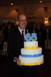 Beto Barbier com o bolo de aniversário alusivo aos 65 anos do Rotary Candelária