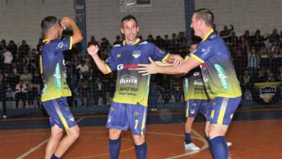 Atletas do Vila Real comemoram um dos gols do time