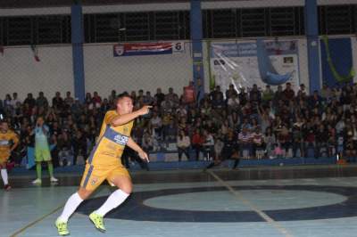 Teta comemora o gol que abriu o escore da partida