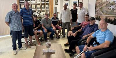 Prefeito recebe comitiva de moradores do Quilombo 