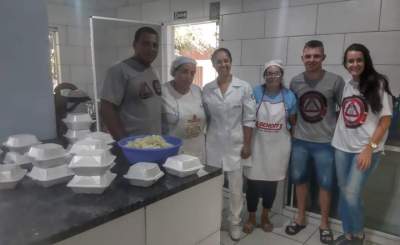 Equipe Brazuka faz doação para o Recanto da Vida