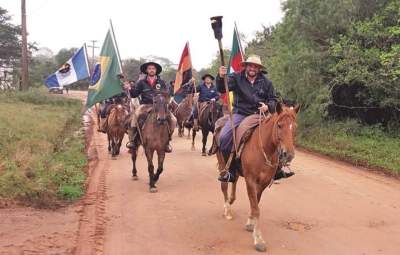 Na quinta, 12, cavalgada com a centelha da chama crioula na estrada do Albardão, em Rio Pardo