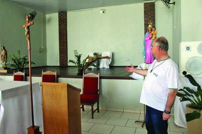 Padre José Stoffel mostra a acomodação provisória no Salão Paroquial | Foto: Arthur Lersch Mallmann / Folha de Candelária
