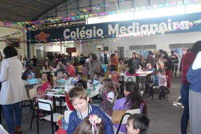 Festa Junina do Colégio Medianeira reúne centenas de pessoas no pátio da escola