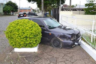 Motorista sofre mal súbito e colide contra grade em frente a uma residência 