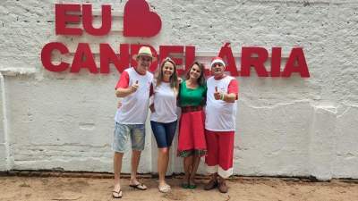 Crianças recebem presentes do Papai Noel