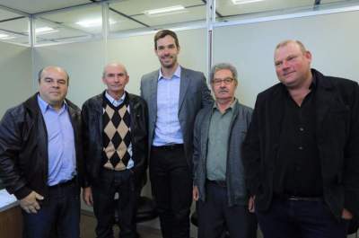 Vereador Daniel Bernardy, o assessor Gilnei e os ex-vereadores Osvaldo Lopes e Odilo Bernardy com o secretário Biolchi

