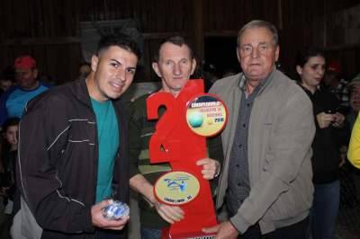 A entrega do troféu para um representante do Gaúcho, o vice-campeão