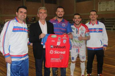 Prefeito Paulo Butzge recebeu uma camiseta do Atlético pelo apoio ao projeto do clube