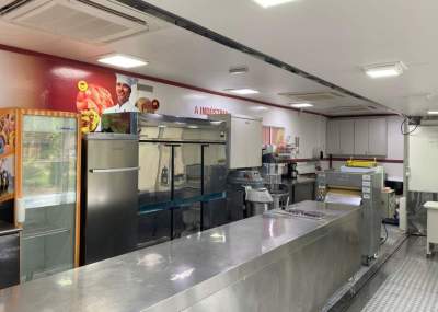 Unidade móvel do Senai oferece uma cozinha completa para realizar os cursos  
