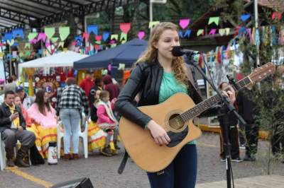 Nina Rosa Carniel Steil, outra das vencedoras do Festival da Canção Estudantil