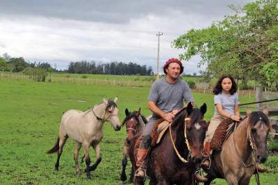 Gustavo Rodrigo Burtzlaff, ao lado da filha Ana Júlia, que acompanha o pai desde muito cedo na lida com os cavalos 