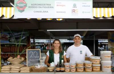 Maria Elisa e Givanildo no estande da Expodireto: empreendimento em família 