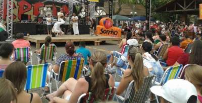 Feriado com mateada da solidariedade na rua coberta