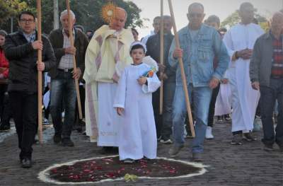 Fiéis realizam procissão de Corpus Christi e fazem mutirão de solidariedade