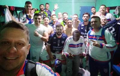 No final do jogo, selfie do presidente Rafael Vezentini com os jogadores e integrantes da comissão técnica