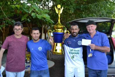 Milton Setti e Elemar Lazzari entregam o troféu, medalhas e o cheque de R$1,5 mil para o capitão Diego e para o técnico Luis Paulo
