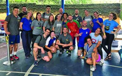 Cristian Thier, Roberta Roos e Sandy Martin (ao centro na foto) com os demais integrantes da delegação brasileira na disputa do Sul-Americano