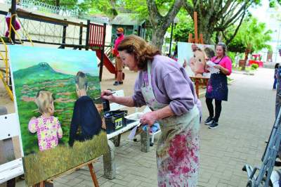 Atelier Li Arte: a pintura invade a praça Alberto B. da Silveira