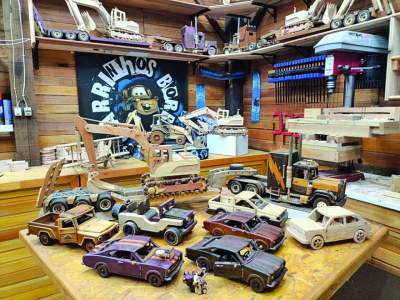 Artesão candelariense transforma paixão pela madeira em miniaturas que resgatam memórias afetivas