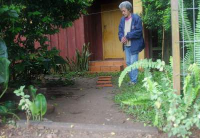 Moradora da Rua Botucaraí teme erosão em sua propriedade