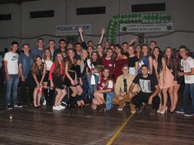 A rainha Luana com integrantes do grupo Unidos pela Ponte
