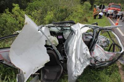 Com a batida, automóvel ficou completamente destruído 