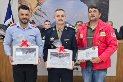 Bombeiros voluntários e militares são homenageados na Câmara
