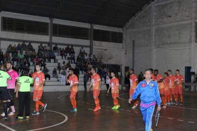 Técnico Jorginho Pimentel entra em quadra com sua prancheta: primeira derrota
